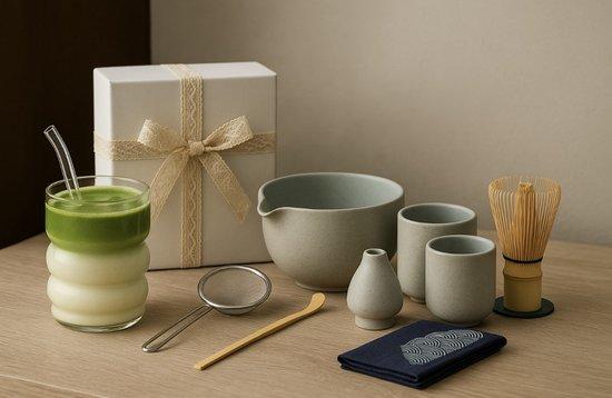 Productafbeelding: Officiële Japanse Matcha Set 11-delig Beige – Inclusief Matcha Kom, Bamboe Klopper, Lepel, Houder, Zeef, Doek, 2 Share Bekers, Matcha Glas, Rietje & Witte Cadeaubox – Starterset