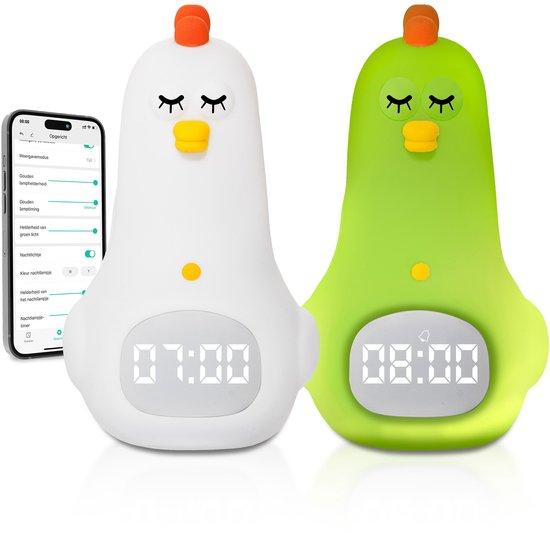 Productafbeelding: 3Babies® Slaaptrainer – Slaapwekker Baby – Nachtlamp functie met Wekker – Kinderwekker – Wit Kippetje – Inclusief App