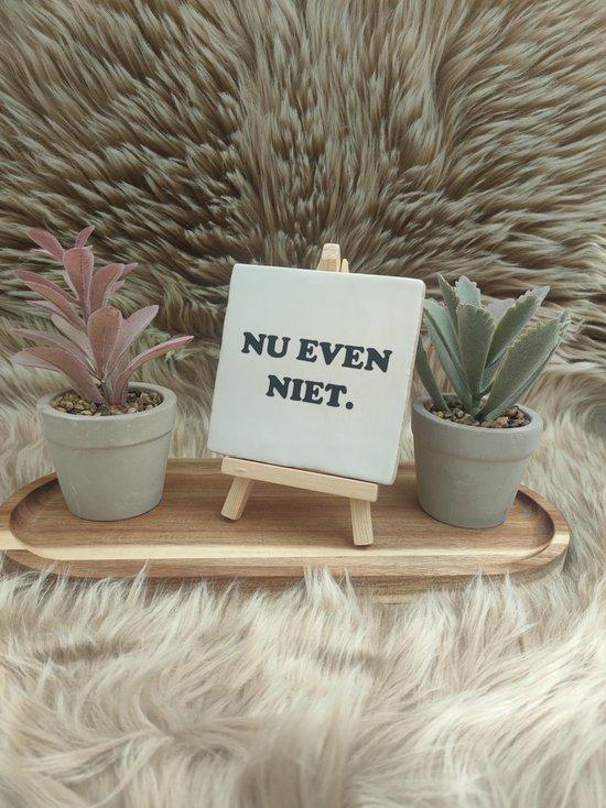 Productafbeelding: Robuust Wenstegeltje – Hip trendy tegeltje – Nu Even Niet – Wit Keramiek met Zwarte Tekst – 10x10 cm – Grappige Wanddecoratie voor Thuis of Kantoor – Cadeau met Knipoog – Trendy nu