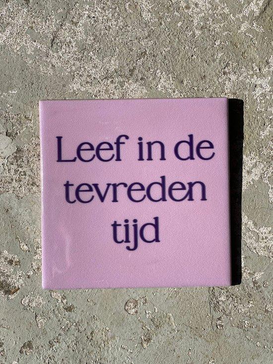 Productafbeelding: Tegeltje tevreden tijd | Hippe Spreuktegel | Nieuwe woning cadeau | Housewarming cadeau |Verjaardagscadeau | Birthday |Verjaardag |brievenbuscadeau