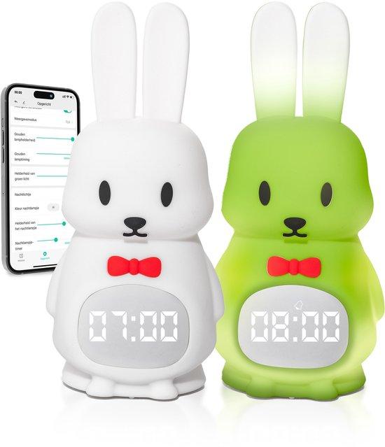 Productafbeelding: 3Babies® Slaaptrainer – Slaapwekker Baby – Nachtlamp functie met Wekker – Kinderwekker – Tuxedo Rabbit – Inclusief App