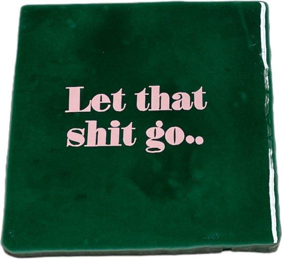 Productafbeelding: Hippe tegeltje met tekst: Let that shit go | Dennengroen met pastel roze | Gepersonaliseerde cadeau | Hippe Spreuktegel | Nieuwe woning cadeau | Housewarming cadeau