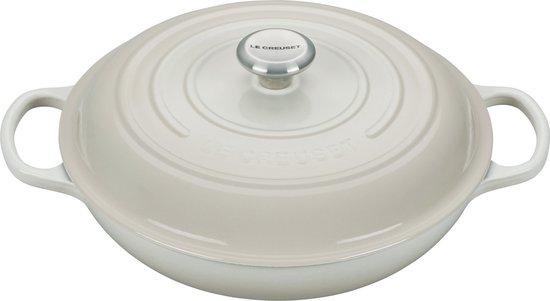 Productafbeelding: Le Creuset Braadpan Signature Campagnard Meringue – Ø 30 cm / 3,5 Liter – Brede, Lage Stoofpan met Deksel – Gietijzer met Licht Emaille – Inductie- en Ovenbestendig – Ideaal voor Gevarieerde Bereidingen – Smaakvolle Zandkleurige Afwerking