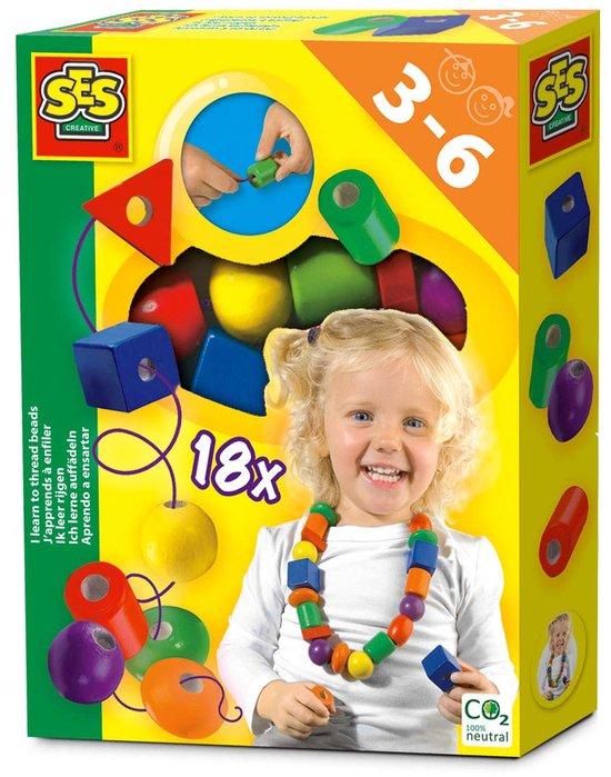 Productafbeelding: SES Creative – Ik Leer Rijgen – Montessori Speelgoed – Sensorisch Speelgoed – 18 Gekleurde Houten Kralen met Rijgkoord – Vanaf 3 jaar